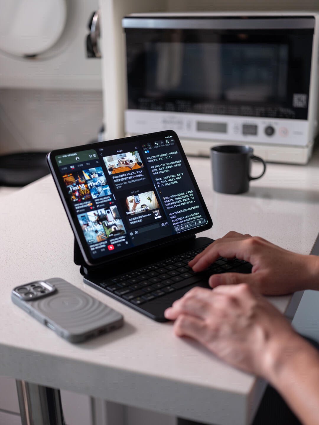 Where form meets function. At just 15mm slim and 650g, the inateck NeoMagic SE iPad keyboard red